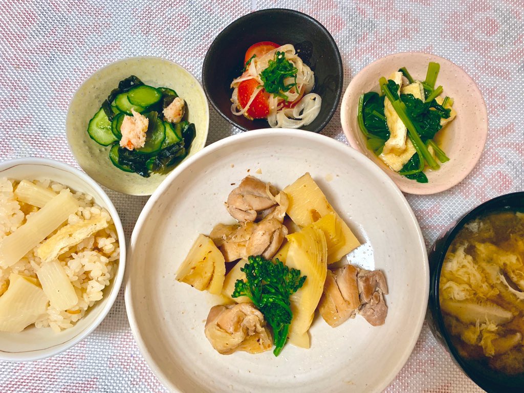 ট ইট র Yumi 晩ご飯 たけのこご飯 たけのこと鶏肉の煮物 きゅうりとカニ缶の酢の物 新玉ねぎのサラダ 小松菜と油揚げの煮浸し お味噌汁 おうち時間 Stayhome たけのこ美味しいなー 春だなー 余ったカニ缶でパスタソースも作ったから冷凍し ট ইট র Yumi 晩ご飯 たけのこご飯 たけのこと鶏肉の煮物 きゅうりとカニ缶の酢の物 新玉ねぎのサラダ 小松菜と油揚げの煮浸し お味噌汁 おうち時間 Stayhome たけのこ美味しいなー 春だなー 余ったカニ缶でパスタソースも作ったから冷凍し