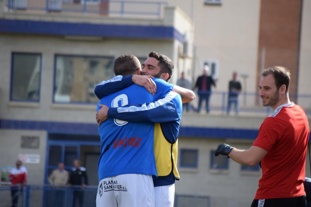 🖇 Porque unidos somos más fuertes, siempre. Porque de esta salimos 🍍 todos juntos. 

Volverán los abrazos sinceros, la hermandad. 

#YoMeQuedoEnCasa #FuerzaYHonor 💙⚪️