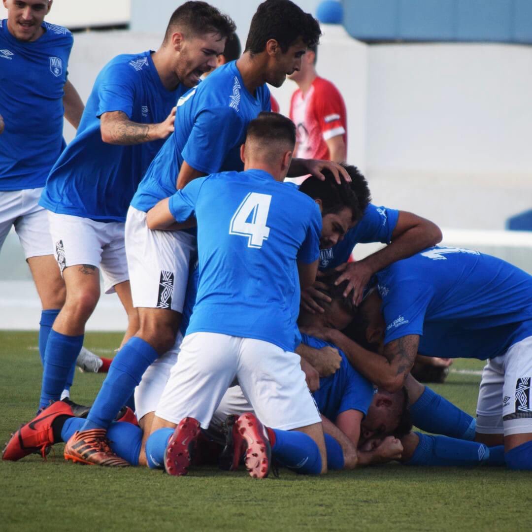 🍍Luchamos todos, de mayores a pequeños. Juntos, unidos, concienciados. 

Volverán las celebraciones. Con aún más motivo para hacerlo. 

#YoMeQuedoEnCasa #FuerzaYHonor 💙⚪️