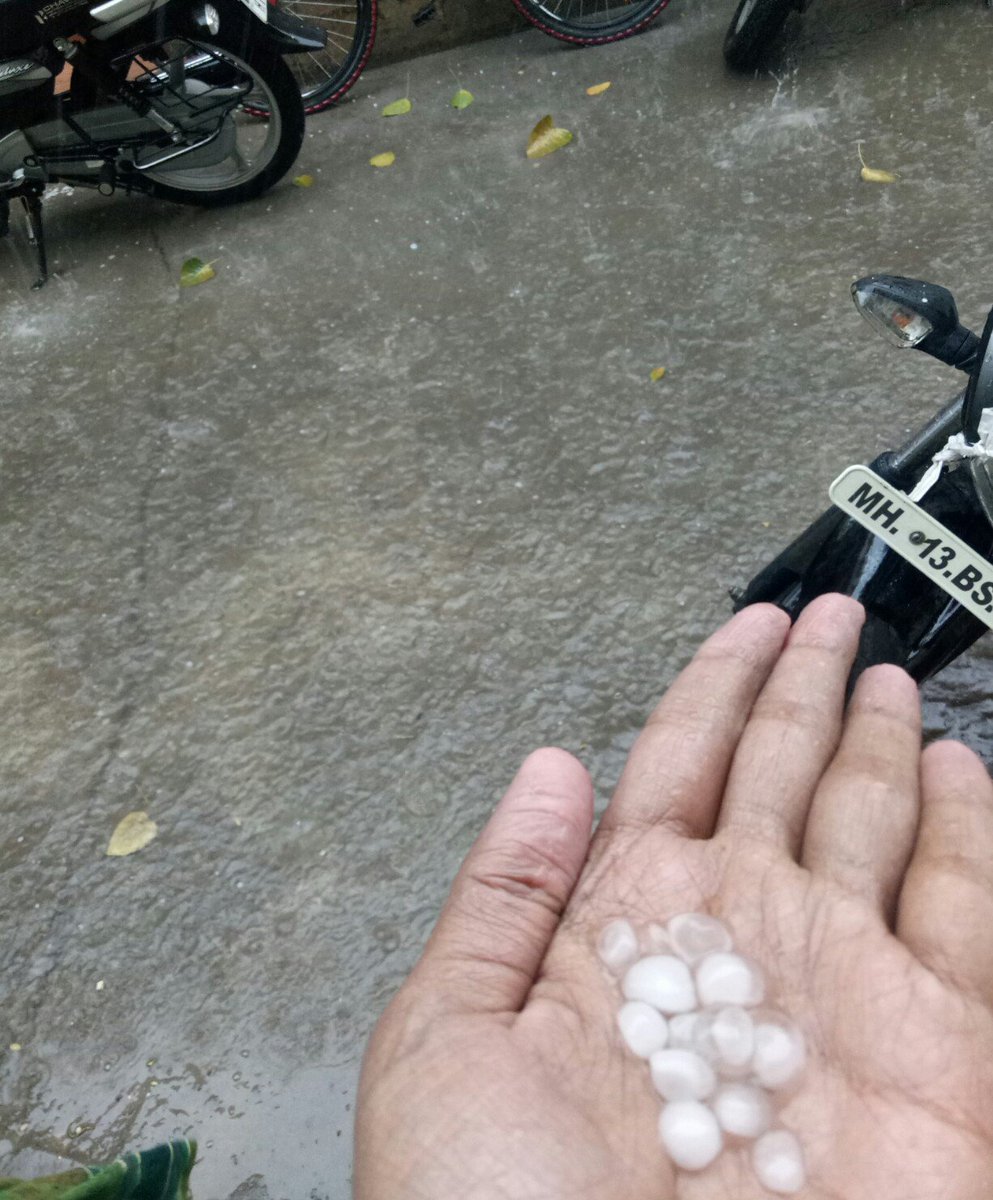 Sandipk85B's tweet photo. #सोलापूर, #महाराष्ट्र मे तेज हवा के साथ ओलो वाली मुसलाधार बारीश..
#Solapur #Maharashtra #MH13 #SmartSolapur
#HeavyRains #Hailstorm #SolapurSmartCity #ChillClimate #StayHome #StaySafe #आपलं_सोलापूर https://t.co/PFDb4MGqjL
