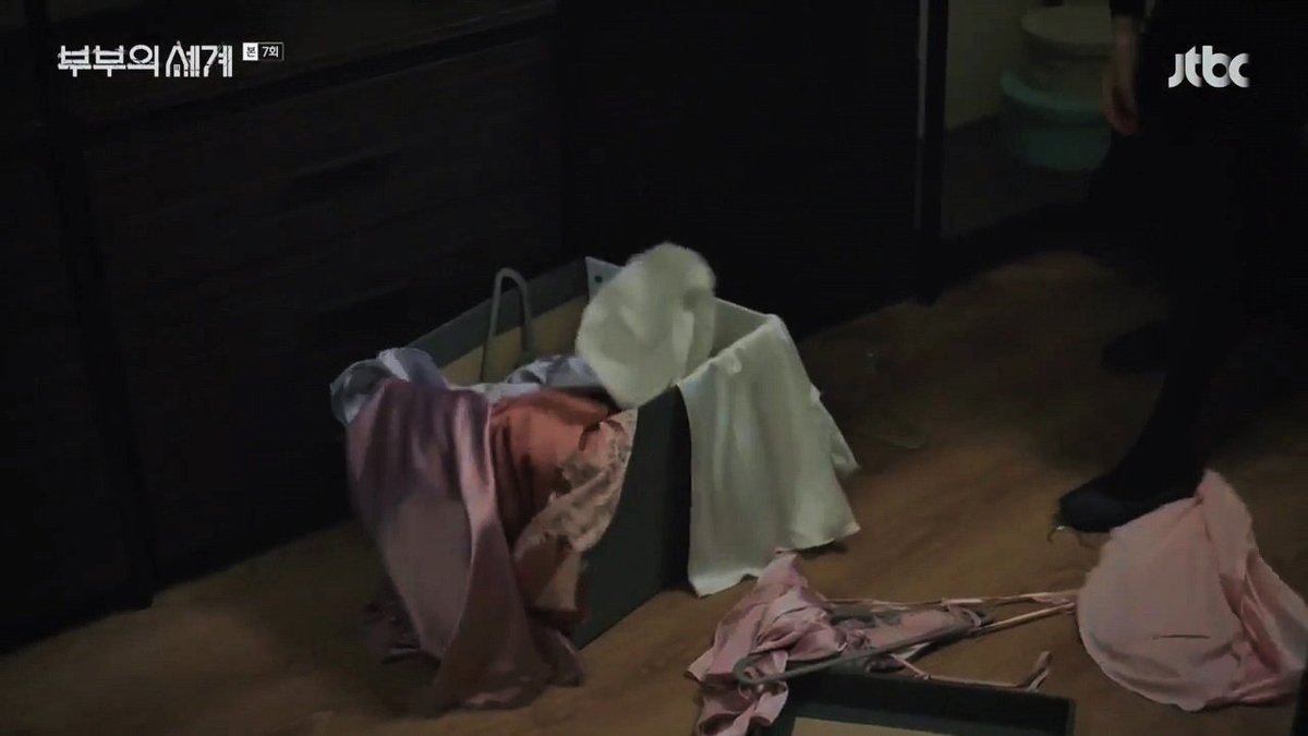 This was so creepy.Tae Oh arranged his and Da Kyung's wardrobe as the one he had with Sun Woo. But the creepiest thing was that he gifted to his wife the same lingerie and skin's products that Sun Woo has.This man is scary #TheWorldOfMarriedCouple #부부의세계