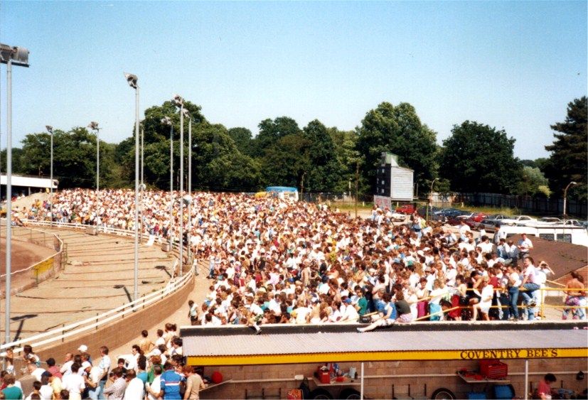 UprightSpeedway's tweet photo. I've tweeted these before. I don't know who the photographer is I'm afraid. Great photos of Coventry and how it should look. Packed stands, a hive of activity, some sunshine and racing. #KeepBeesOnTrack πͺπ https://t.co/ZLBo7mbLTL