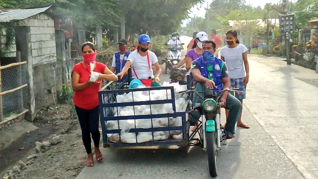 totofabros's tweet photo. LOOK: Cooked food for evry household distributed by Brgy. Officials at Brgy. Aringin, Moncada, Tarlac

@UNTVNewsRescue 
@RadyoLaVerdad https://t.co/J5hTSESZ1y