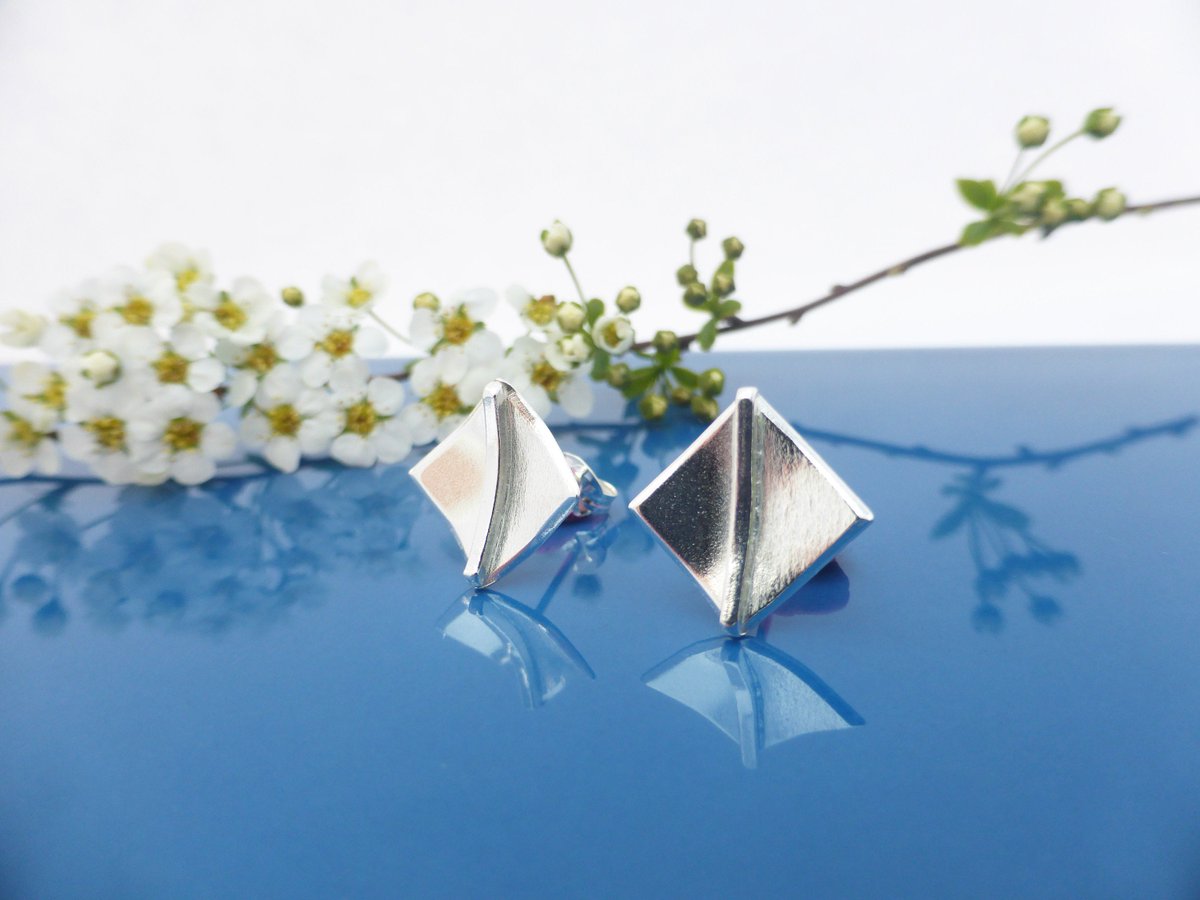 LittleBlueGeck0's tweet image. Some geo shaped handmade silver studs newly listed to my #etsy shop today! Textured on one side to give that extra bit of dazzle.
Check them out etsy.me/2VEZlHe

#etsyukseller #squarestuds #domedearrings