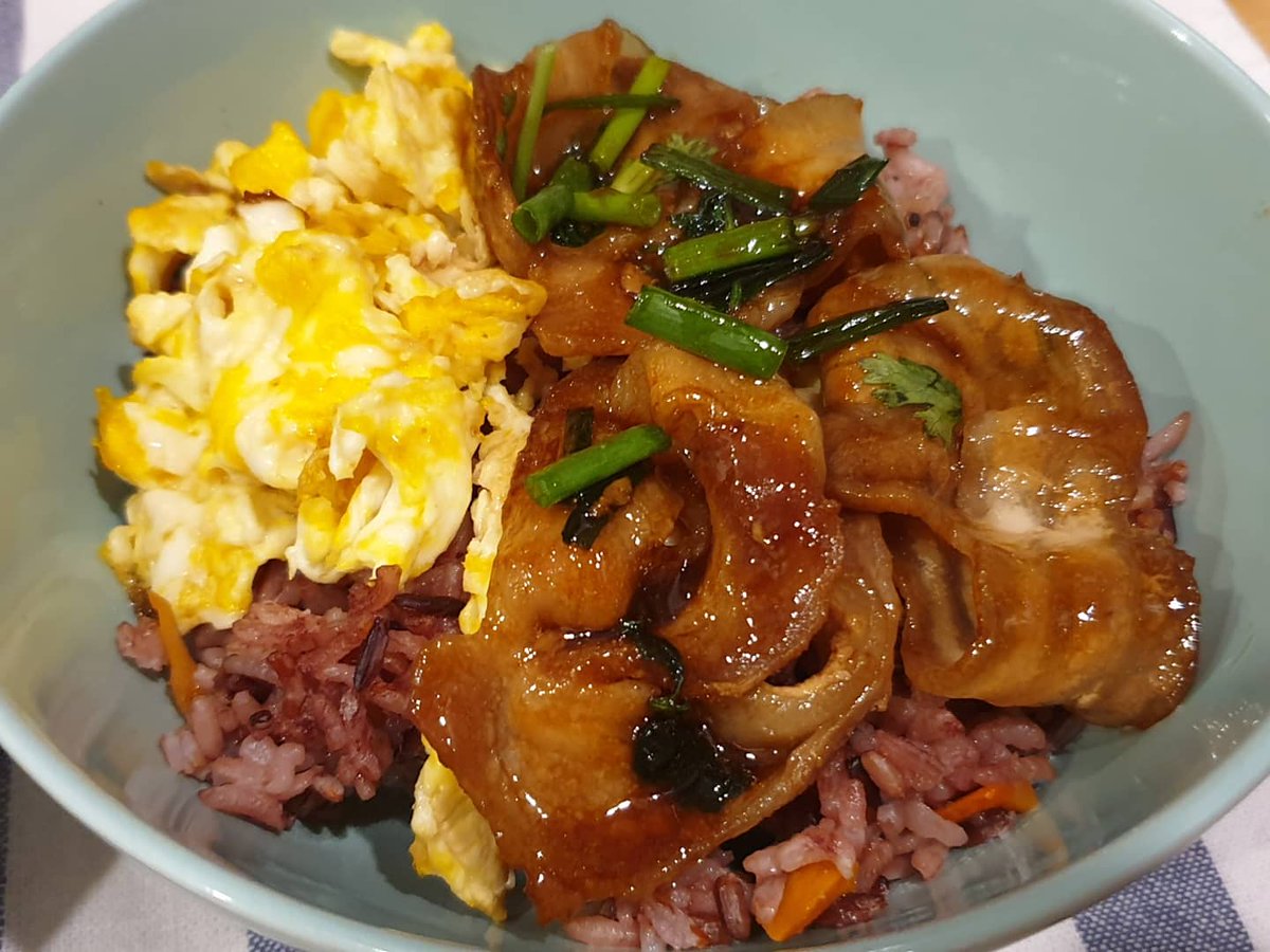 Tedbeliever's tweet photo. ข้าวไข่คนหมูเบค่อนผัดซอสยากินิกุทาเระ🐷🥚
รู้ตัวอีกทีมีซอสยามาโมริ #yamamori เป็นแผง อร่อยทุกตัวเลยแม่จ๋า ไม่ได้ค่าPRใดๆ ช่วยชีวิตช่วงwfhให้ง่ายขึ้นเยอะ
ปล.อย่าเพิ่งแมสมากนะเดี๋ยวหาซื้อยาก😅😆
#ทำเองกินเองอร่อยเอง #instafood #nofilterneeded #GalaxyNote9th https://t.co/B2SoqBpRyN