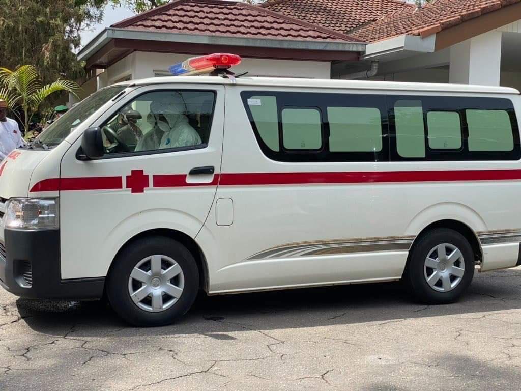 YemieFash's tweet photo. Hello @NCDCgov, 

I have two question for you in respect of the attached images. 

1: Did you allow the families of other #COVID19 death bury their dead like you did here for Abba Kyari? 

2: Why are you deliberately endangering public health by exposing an infected body? https://t.co/SRZflFAtkI