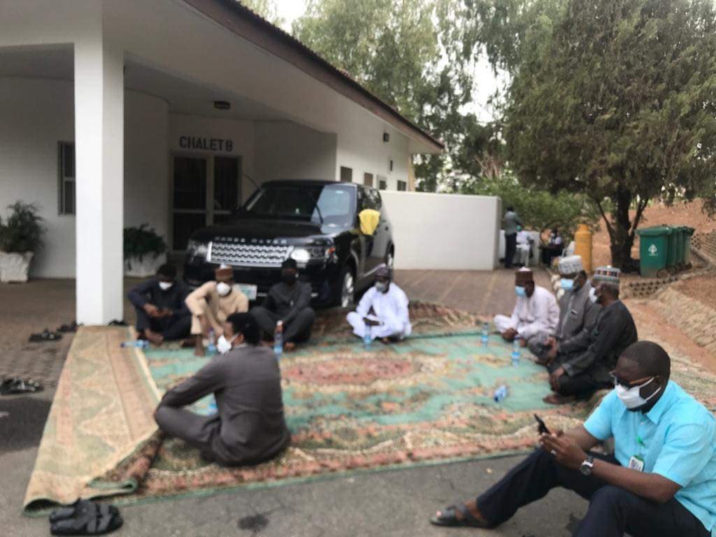 YemieFash's tweet photo. Hello @NCDCgov, 

I have two question for you in respect of the attached images. 

1: Did you allow the families of other #COVID19 death bury their dead like you did here for Abba Kyari? 

2: Why are you deliberately endangering public health by exposing an infected body? https://t.co/SRZflFAtkI