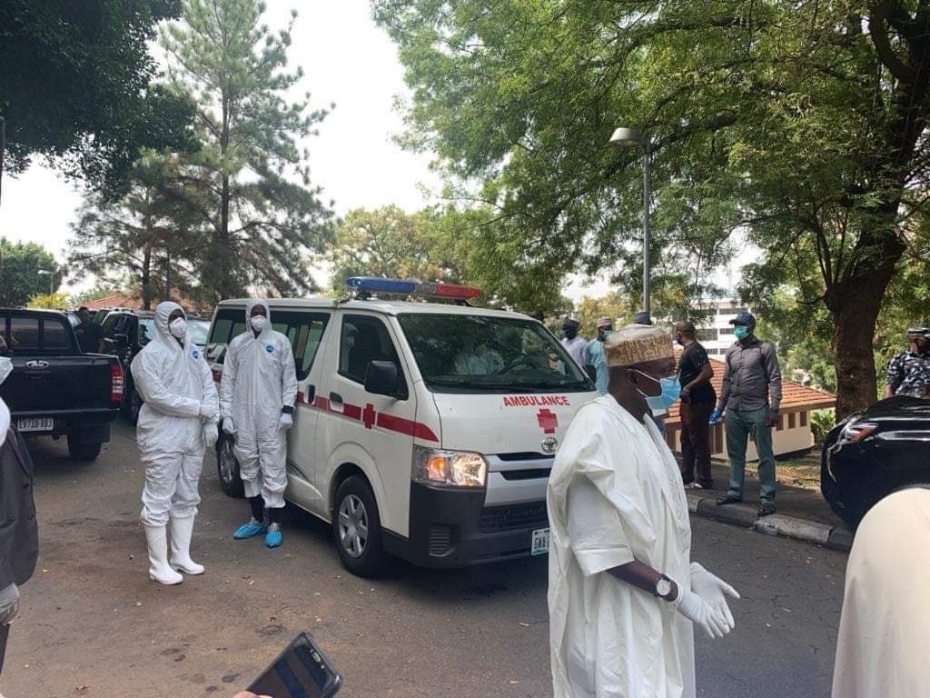 YemieFash's tweet photo. Hello @NCDCgov, 

I have two question for you in respect of the attached images. 

1: Did you allow the families of other #COVID19 death bury their dead like you did here for Abba Kyari? 

2: Why are you deliberately endangering public health by exposing an infected body? https://t.co/SRZflFAtkI