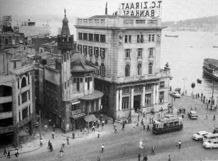 ccemalcobanoglu's tweet photo. Menderes yıkımları sırasında sökülüp Kınalı Ada’ya taşınmasına karar verilen, Kınalı’ya taşıyan geminin batması ile Marmara Denizli’nin derinliklerine gömülen Raimondo D’Aronco tasarımı Karaköy Mescidi. Denizin altında olan ilk ve tek dini yapı. https://t.co/FDyz2tORqO
