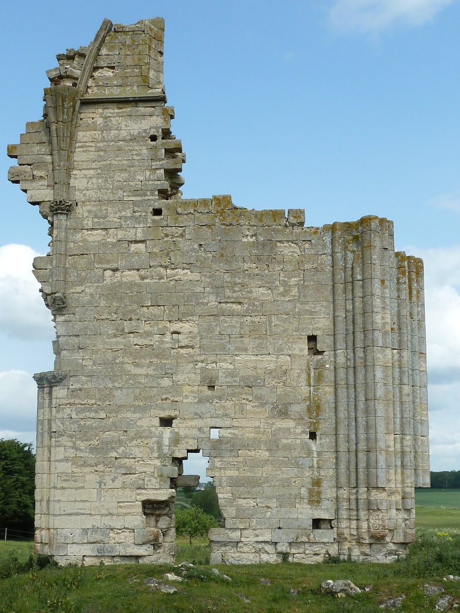 Barlings Abbey, respectable Premonts house. Church crossing tower was left as a folly, but it collapsed in 1757 leaving only the section of blank wall before the N arcade. Looks very high-quality work. For a blank bit of wall.