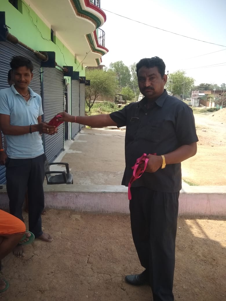 District Chitrakoot me Gramino ko mask dekar  corona se bachav ki jankari dete huye.