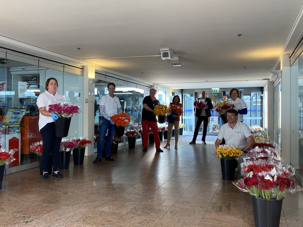 RCLandgraaf's tweet photo. Verpleegkundigen @Zuyderland in de bloemen gezet #houvol #blijfbinnen #bloemen #rclandgraaf https://t.co/vvrumqt0WO