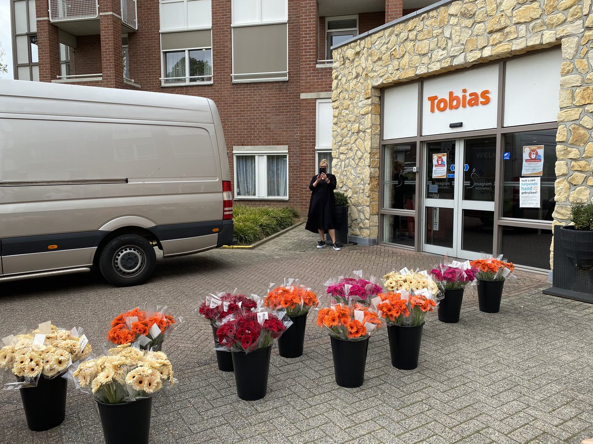 RCLandgraaf's tweet photo. Mensen van #tobias in de bloemen gezet #houvol #blijfbinnen #bloemen #rclandgraaf https://t.co/9D3lmfhlxB