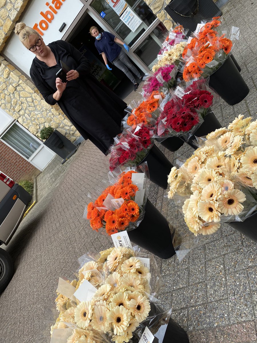 RCLandgraaf's tweet photo. Mensen van #tobias in de bloemen gezet #houvol #blijfbinnen #bloemen #rclandgraaf https://t.co/9D3lmfhlxB