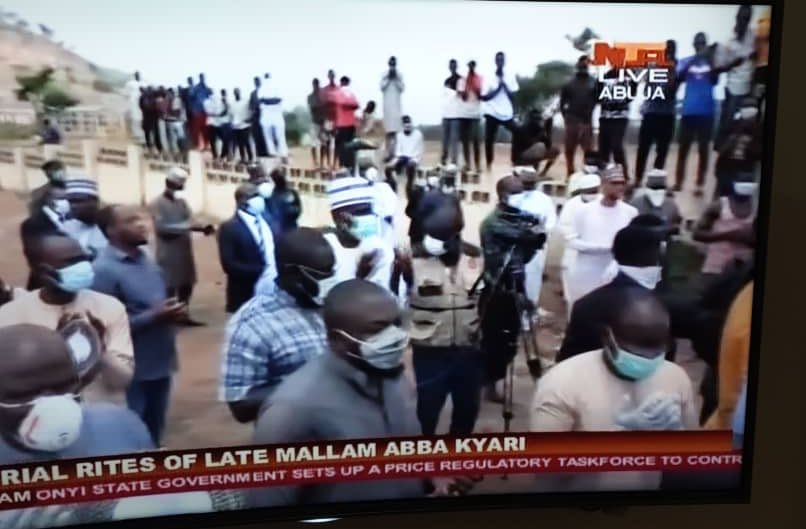 bbcnewspidgin's tweet photo. Di burial of di Abba Kyari, di Chief of Staff dey shele right now but di biggest question pipo dey ask be say, ‘why dem no do social distancing?’

Wetin you tink about di mata?
📸: NTA https://t.co/GvEBvz8WqO