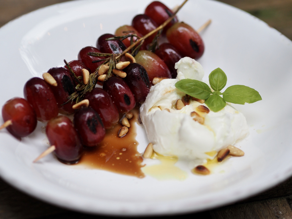 Burrata mit gegrillten Trauben marymedeli.com/2020/04/18/bur…