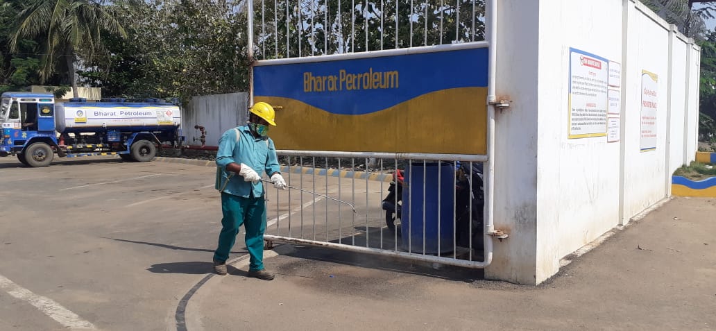 Bpcl_Ongole's tweet photo. Daily sanitizing of premises @Bpcl_Ongole  Depot 😷
@cmdbpcl @8singhi @SaibalMukherji @ravips25 @singharunbpcl @BPCL_Rajesh @Bpclsimhan @BksBpcl @BPCLretailVwada @BPCLRetail @BPCLimited @PMOIndia @narendramodi @MoHFW_INDIA @dpradhanbjp @drharshvardhan #IndiaFightsCorona https://t.co/D0XbdzwOqE