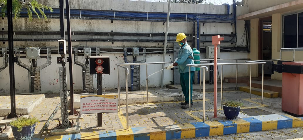 Bpcl_Ongole's tweet photo. Daily sanitizing of premises @Bpcl_Ongole  Depot 😷
@cmdbpcl @8singhi @SaibalMukherji @ravips25 @singharunbpcl @BPCL_Rajesh @Bpclsimhan @BksBpcl @BPCLretailVwada @BPCLRetail @BPCLimited @PMOIndia @narendramodi @MoHFW_INDIA @dpradhanbjp @drharshvardhan #IndiaFightsCorona https://t.co/D0XbdzwOqE
