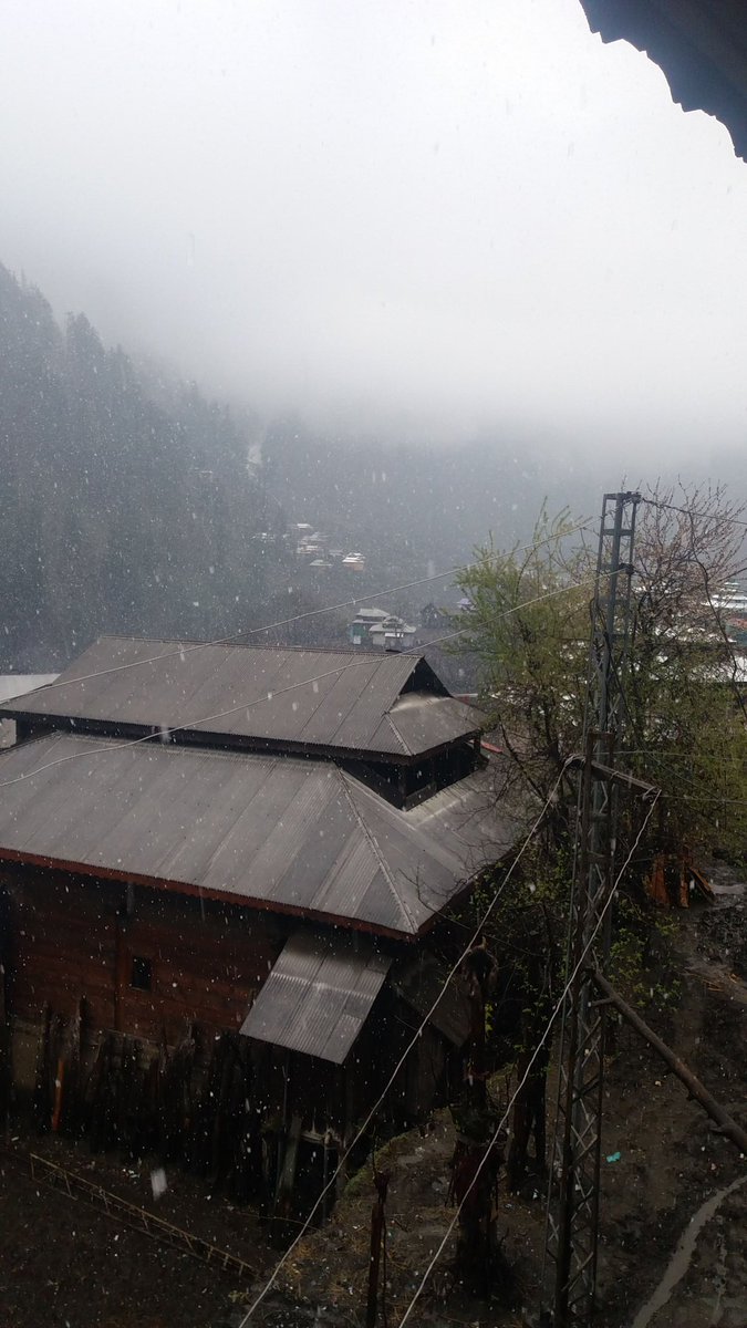 aslam_khawaja_'s tweet photo. Fresh #snow_fall in Neelum Valley https://t.co/I9EGtEDvPG