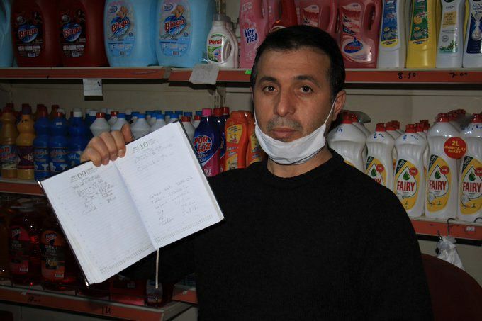 🔔Elazığ’da bir hayırsever, Hicret mahallesinde bulunan 4 bakkalı tek tek gezip maddi durumu iyi olmayanların toplam 15 bin TL'lik borcunu ödedi.
#SOSYALGAZETE
#SONDAKİKA
#EGAZETE
#HABER
#GAZETE