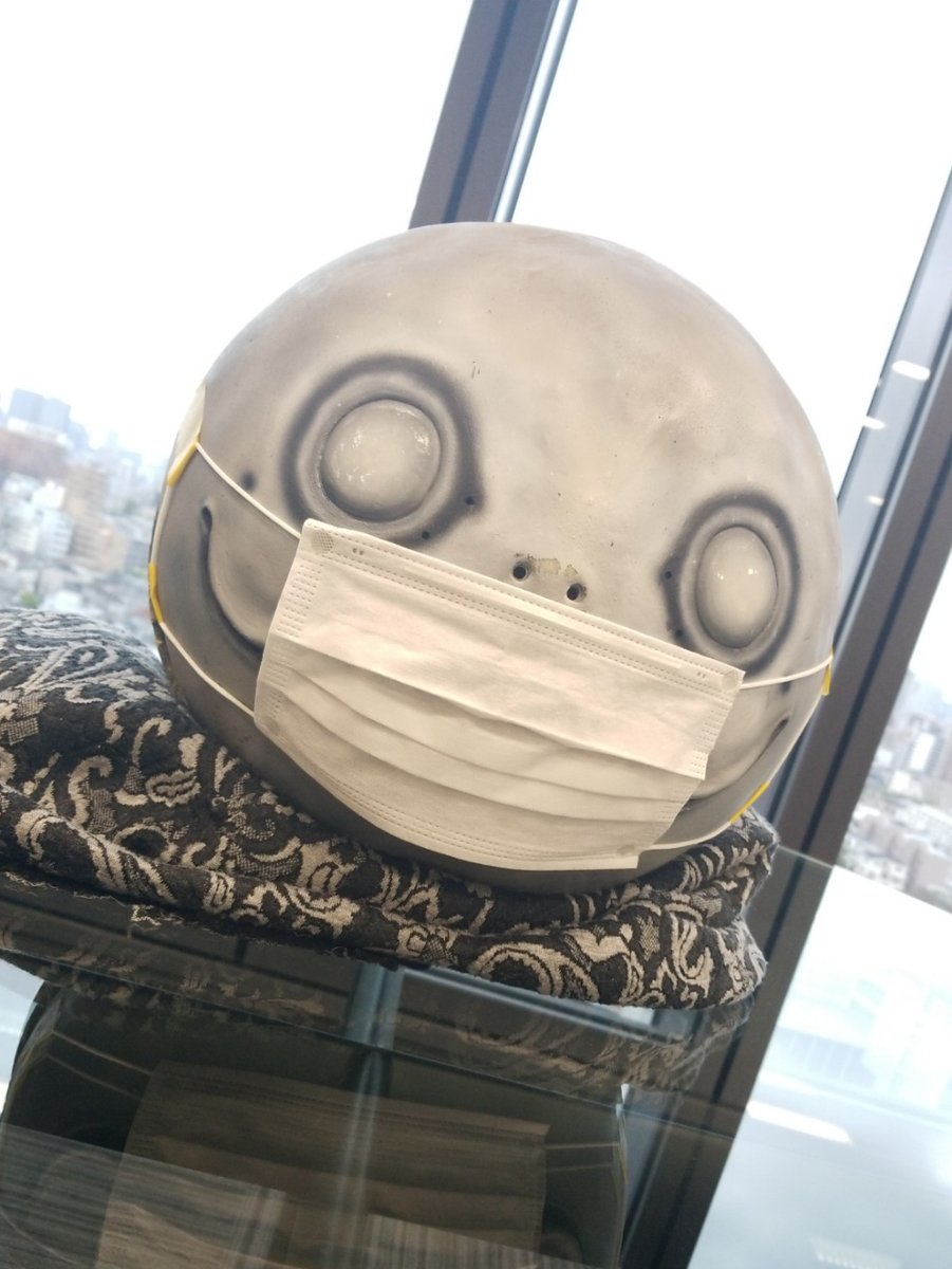 Йоко Таро не забывает про маску