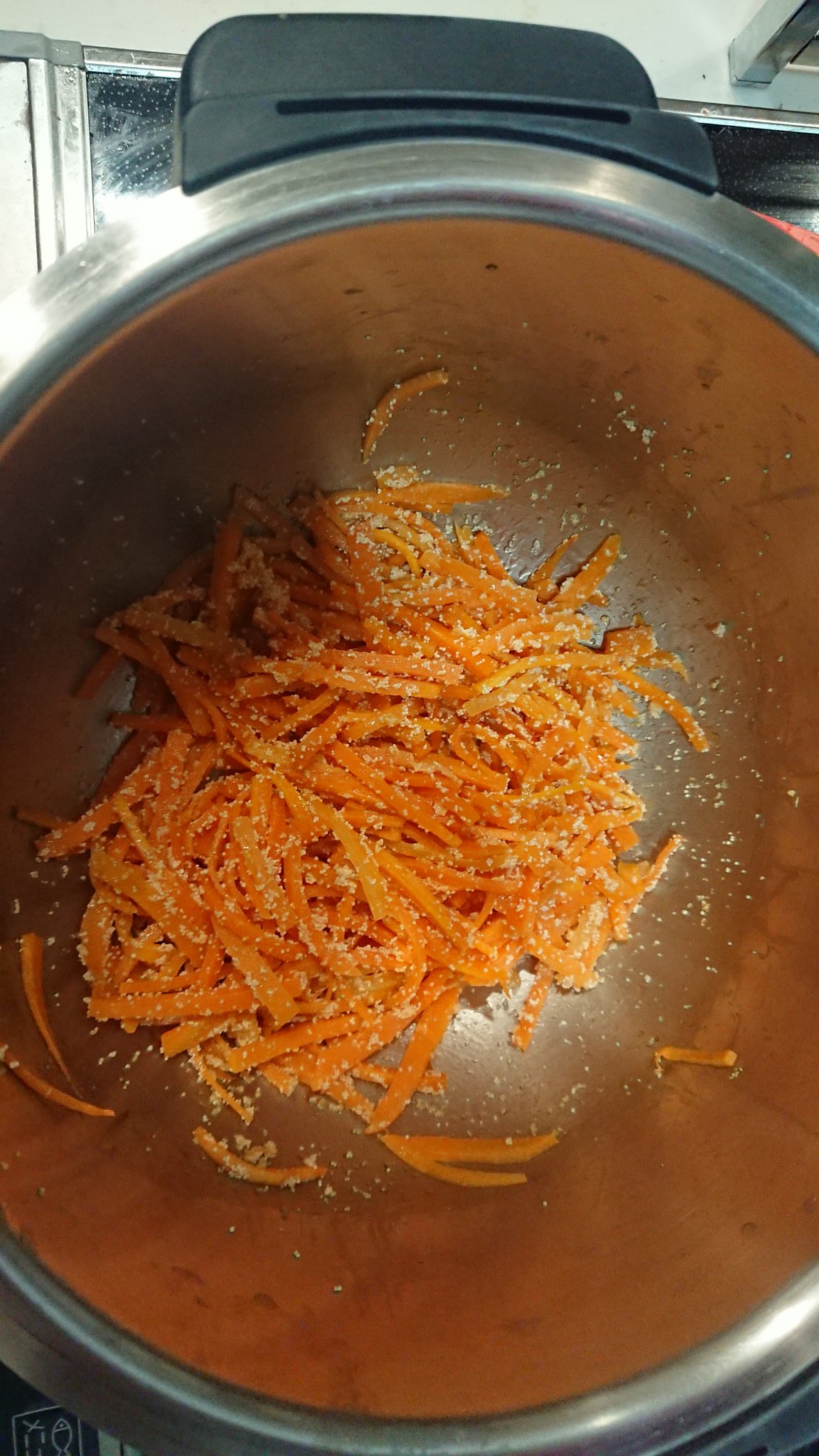 ころ ホットクックとヘルシオで遊ぶ365日 ホットクック 人参と明太子いため 1 6lで 人参 一本ぐらい サラダ油 大1 明太子 半腹 一腹弱 酒 小1 明太子は皮をはがす はあわせておく 内鍋に油をいれ 千切りにした人参と を入れ 手動 炒め