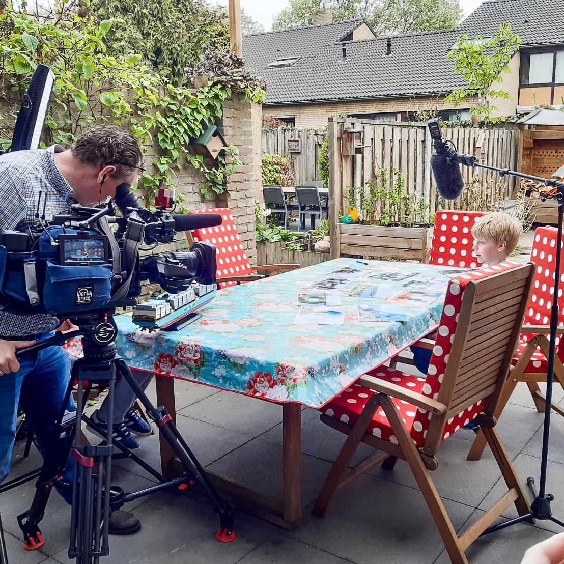 Vandaag filmde het jeugdjournaal thuis bij Tibbe. Tibbe wacht al heel lang op zijn vader Chris, die eigenlijk vorige maand al met verlof zou komen. 
⚓️
Kijk ook vanavond om 19.00u het Jeugdjournaal op NPO3.
#zeemansgezin #zeeman #scheepsmaatje #lichtmatroos #herkenning