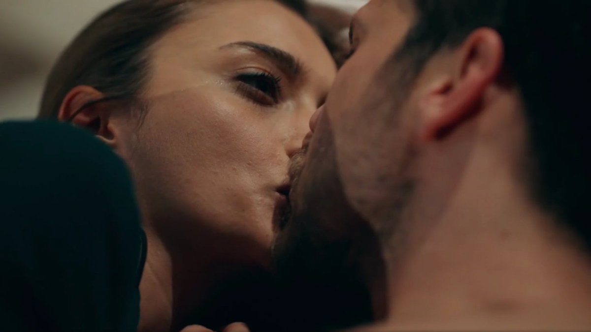 There is another detail i want To share, before efsun turns To y,y smelled Her hair,he felt Her breathless,he felt Her heart pounding,he became more sure of Her love for him,he asked Her To turn To him and saw Her crying,then kissed Her while gazing at Her eyes  #cukur  #efyam ++