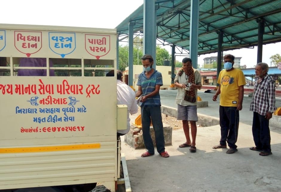 WesternRly's tweet photo. To bring relief to 125 labourers &amp; needy persons, Masala Khichdi was served to them at Nadiad Goods Shed with the help of a NGO. 400 bottles of homeopathic medicine was distributed to railway staff at Rajkot &amp; in railway colony, Rajkot to boost immunity.  #IndiaFightCorona https://t.co/48X3TwFFe9