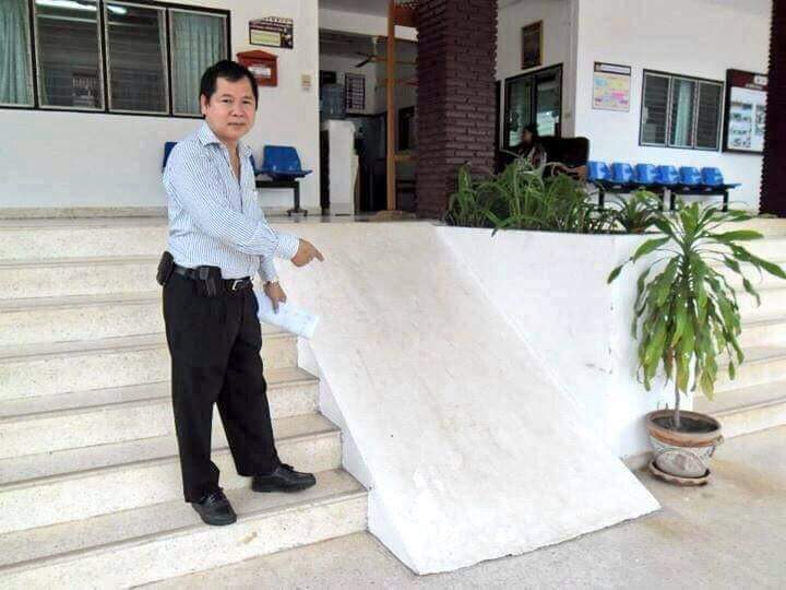 __sha___'s tweet image. Where and WHY is this &quot;ramp?&quot;

#disabledproblems #OKUmalaysia #whattheactualfuck