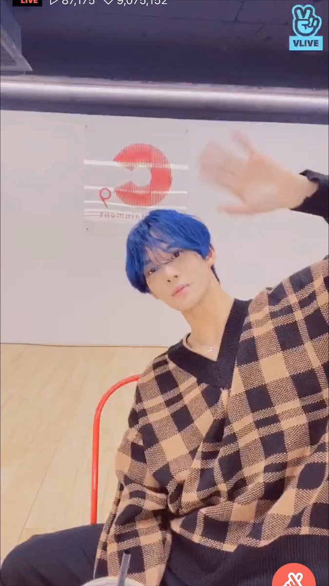 bae__yu's tweet photo. 後ろのC9と顔の大きさほぼ変わらないよ^_^;ｱｾｱｾ https://t.co/bHARf2zgTT