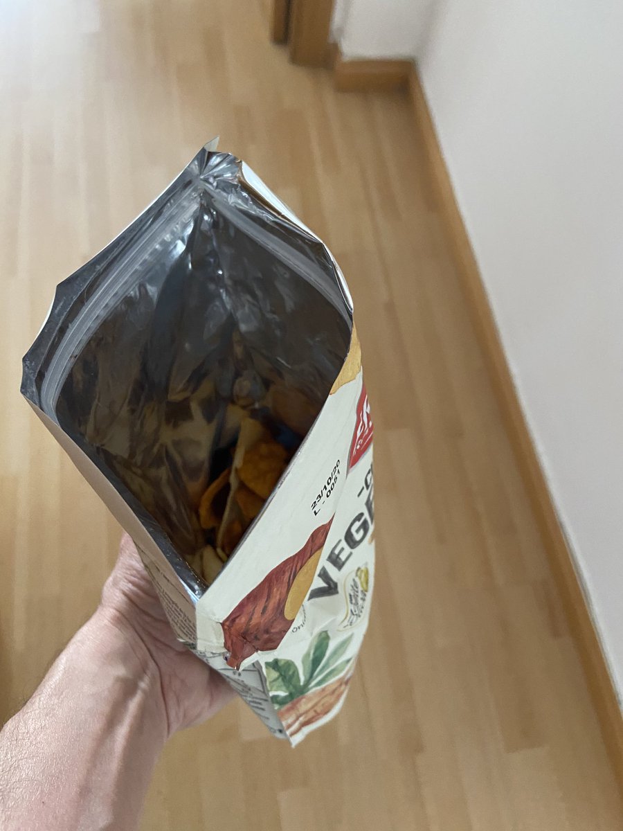 DBxivi's tweet photo. Gracias #fritravich ⁦@fritravich_es⁩ por pensar en mi #salud. Demasiada cantidad de #chips #vegetales quizá me hagan daño. Mejor q solo los pruebe, pq no hay para mucho más. #escaso #misero #ridiculo #vergonya #ConfinamientoTotal #Covid_19 #YoMeQuedoEnCasa https://t.co/3RgAYxCKuP