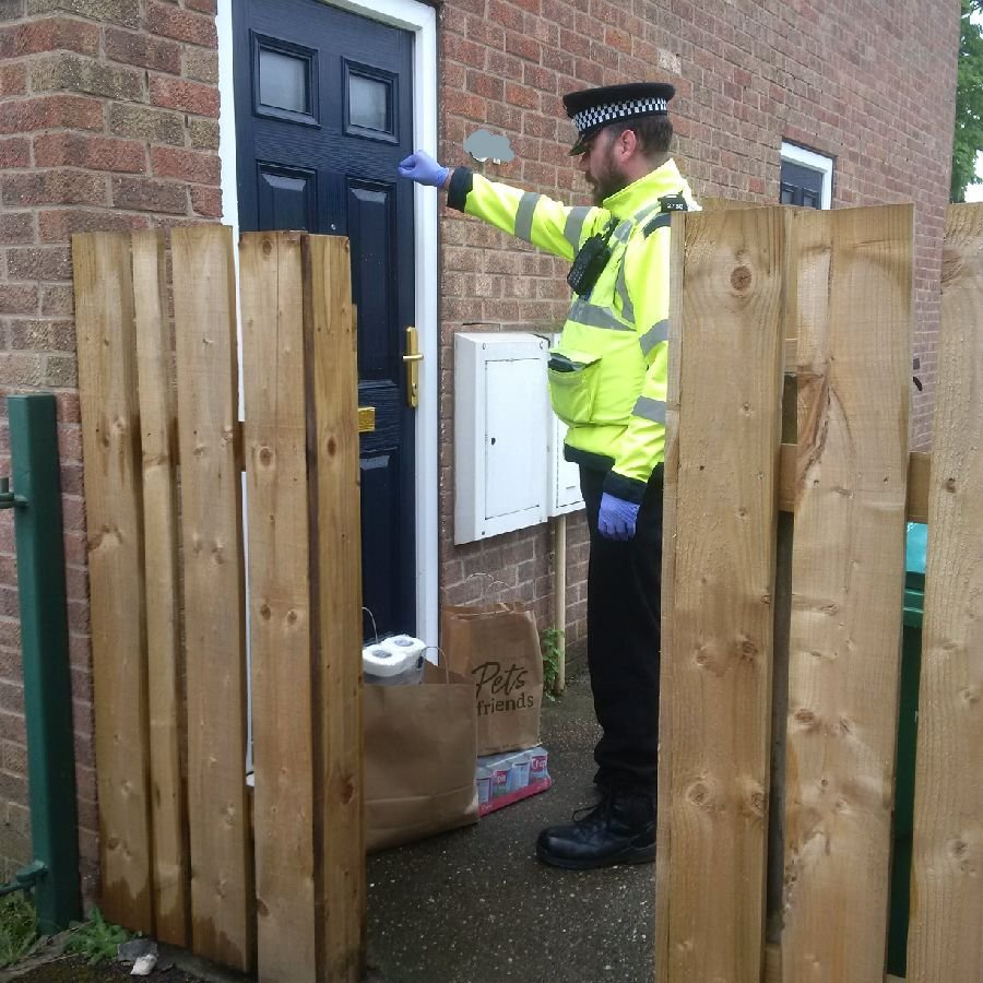 CPO2730's tweet photo. Visited a resident with 4370 today, he had no food for him or his dog Roxy and no money until Thursday. Thanks to @MyNottingham and 'Pets and Friends' in Wollaton, we were able to deliver food items for them both. #helpinghand #workingtogether #ProtectingTheVulnerable https://t.co/5gOgq4dtlD
