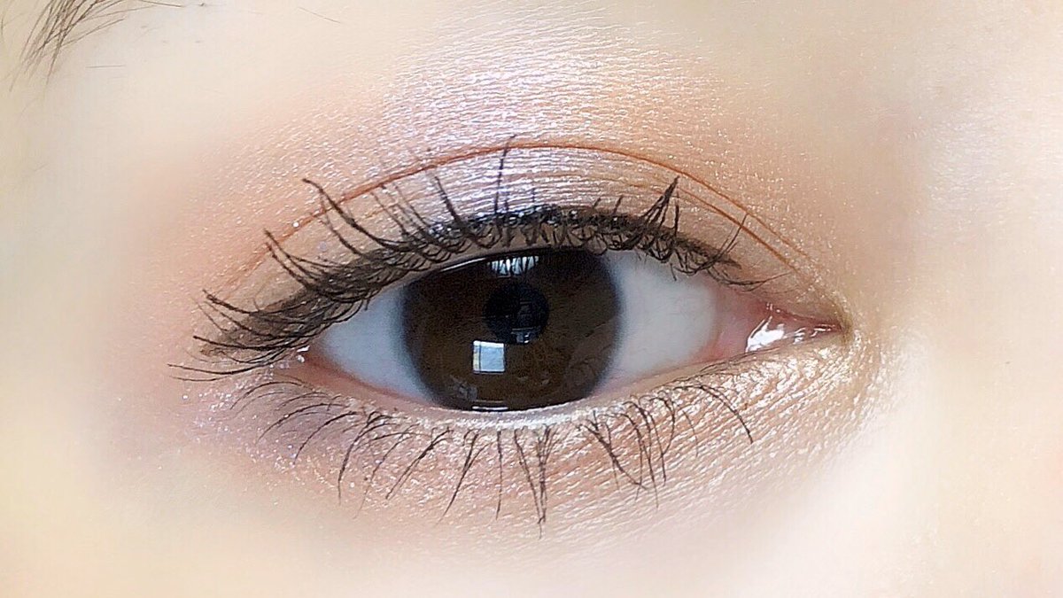 さきの Twitterissa 忍ばせカラーメイク ベージュ ブラウンメイク ですけど って体を保ちながら推しカラーを忍ばせたい時はこっそりラメを散らしてテンションを上げる ラメおすすめ 職場が派手なメイクngだけど推しカラーを取り入れたいというリクでした まほやく