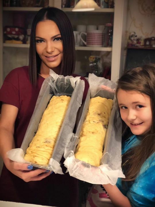 Andreea_Ant's tweet photo. Astăzi este despre bucătăreală!
Noi am inceput cu cozonăceala!
Tu ce pregătești bun pentru Paște?

#AndreeaAntonescu #stamacasa #easter https://t.co/6oyP7salzH https://t.co/obH4lmuTcw