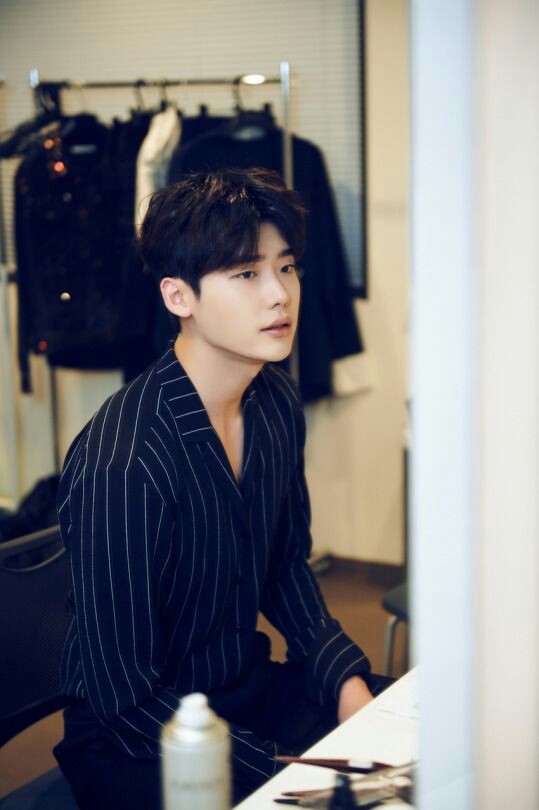  #LeeJongSuk(Higop )-- He has his own acting, a very distinguished type. And surprisingly it fits every character he ever portrayed. I don't know how he does it, but it's 1 method of acting, you see it in all his dramas, yet it fits all. A King indeed.