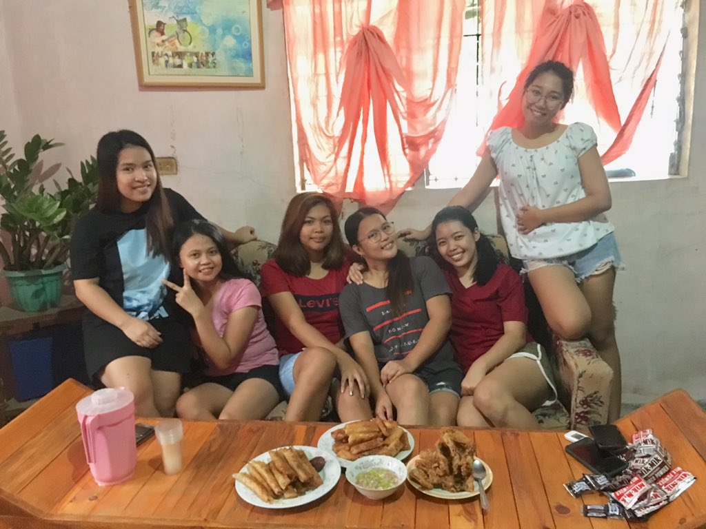 floryVerVier's tweet photo. Ang ingay lang namin kanina 😂 yung ingay na yun ang namiss ko 🥰 salamat sa pagluluto ng mga binalot ko.. sana maulit to😆 #since2010 https://t.co/XQfGBJxmBC