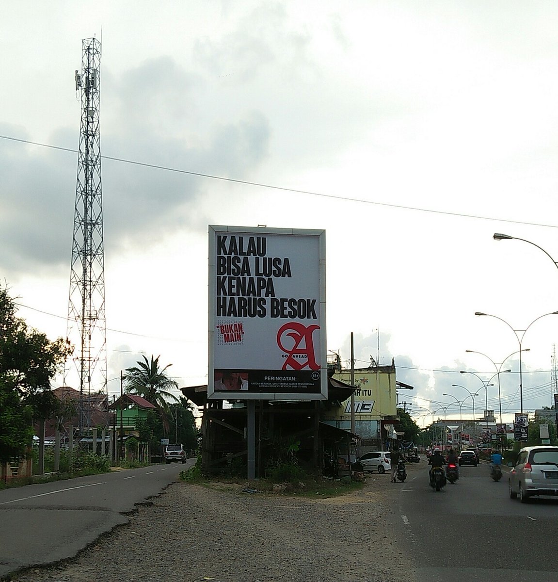 uyaavatar's tweet photo. Becanda?
Ini iklan, tugas iklan adalah "meracuni"
Dan kalimat ini meracuni generasi² yg sudah sedang dan akan berkembang
Bagaimana bisa kalimat yg berbahaya ini di pajang dg sangat besar dan gamblang gini??
#bukanmain #Amild https://t.co/Ybme41t4Nz