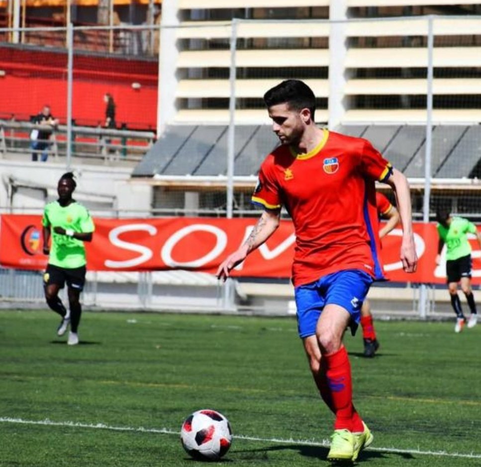 Javitosanc's tweet photo. Daniel Aznar Mendoza. Si sumas que venía de 2ª Catalana + que se hacía llamar Jimmy + que es del Besós... El resultado no era esperanzador. Y mira, sorprendió la 1ª semana... Luego lesión y ya vimos que era de AliExpress. Aportaba al equipos en el Titus y poco más. Polizón https://t.co/7eviZrS66t