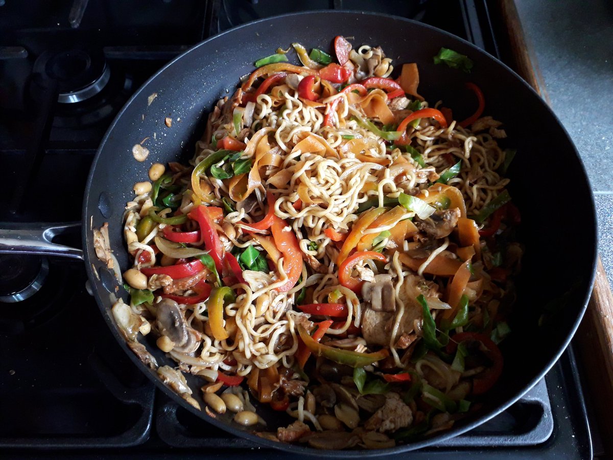 BDBFood's tweet photo. Just made this delicious Indonesian noodle stir fry using the cabbage and carrots from the allotment and home grown mushrooms. @ExperienceGford #sustainableLiving #ReducingFoodMiles #FieldToFork https://t.co/UVYN1oxkME