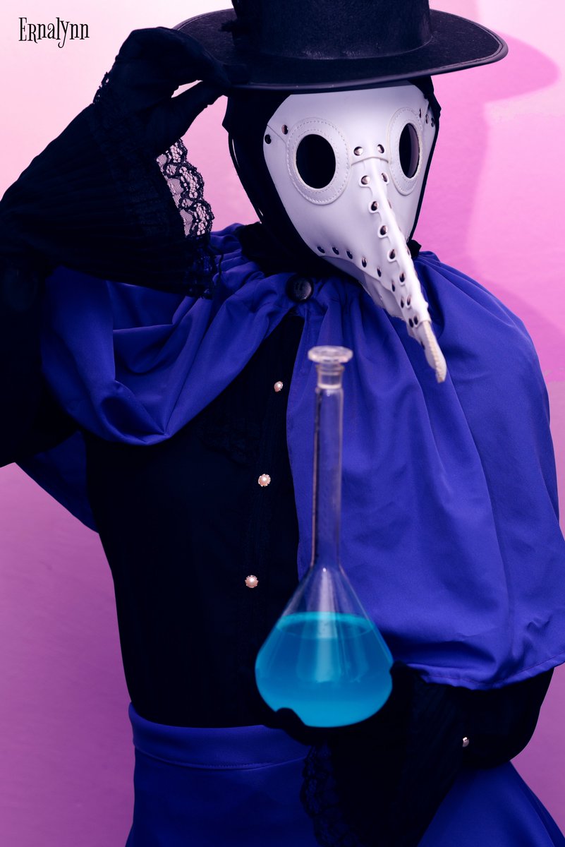Phrowenia's tweet photo. I've been practicing sewing these past few days and I decided to make a small cape and skirt with some leftover fabric I had from Doppio's costume and I thought it would be nice to wear them with my plague doctor mask. 💖 

#cosplay #plaguedoctor #cosplayer #photoshoot https://t.co/9rmlOHBNAy