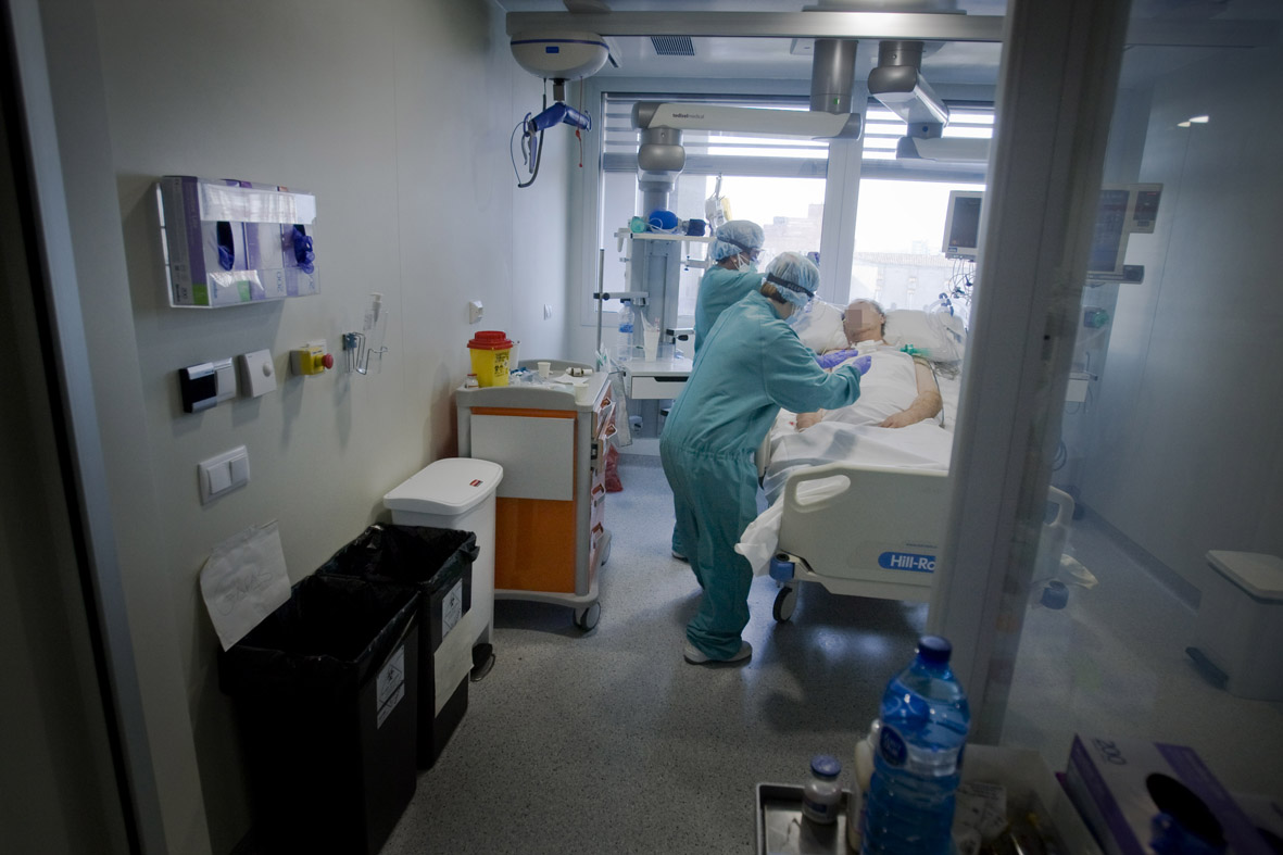 DiarideTerrassa's tweet photo. 🔴 Baixa la pressió a l’Hospital Universitari @Mutua_Terrassa després de gestionar una “catàstrofe sanitària”. Totes les imatges ➡ https://t.co/qMyS7a8AUK #Covid_19

(📸: @Nebridi) https://t.co/MUEy6cIZB9