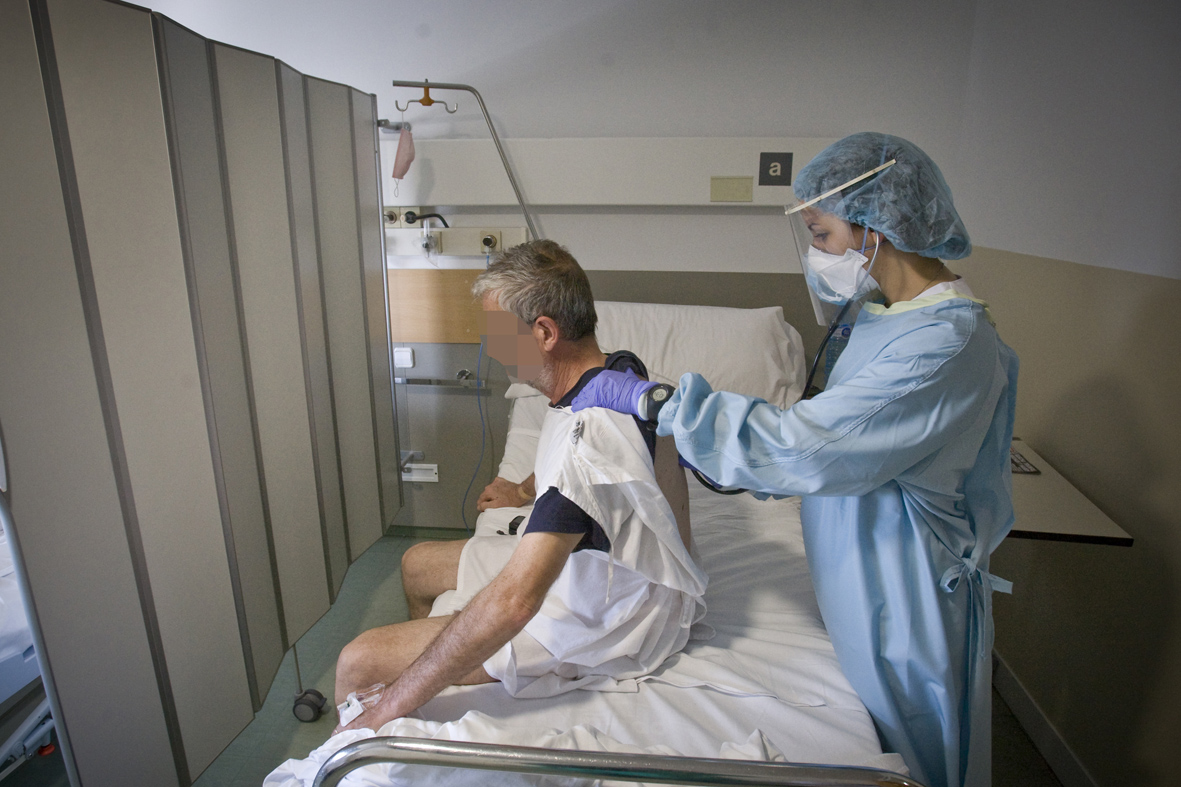 DiarideTerrassa's tweet photo. 🔴 Baixa la pressió a l’Hospital Universitari @Mutua_Terrassa després de gestionar una “catàstrofe sanitària”. Totes les imatges ➡ https://t.co/qMyS7a8AUK #Covid_19

(📸: @Nebridi) https://t.co/MUEy6cIZB9