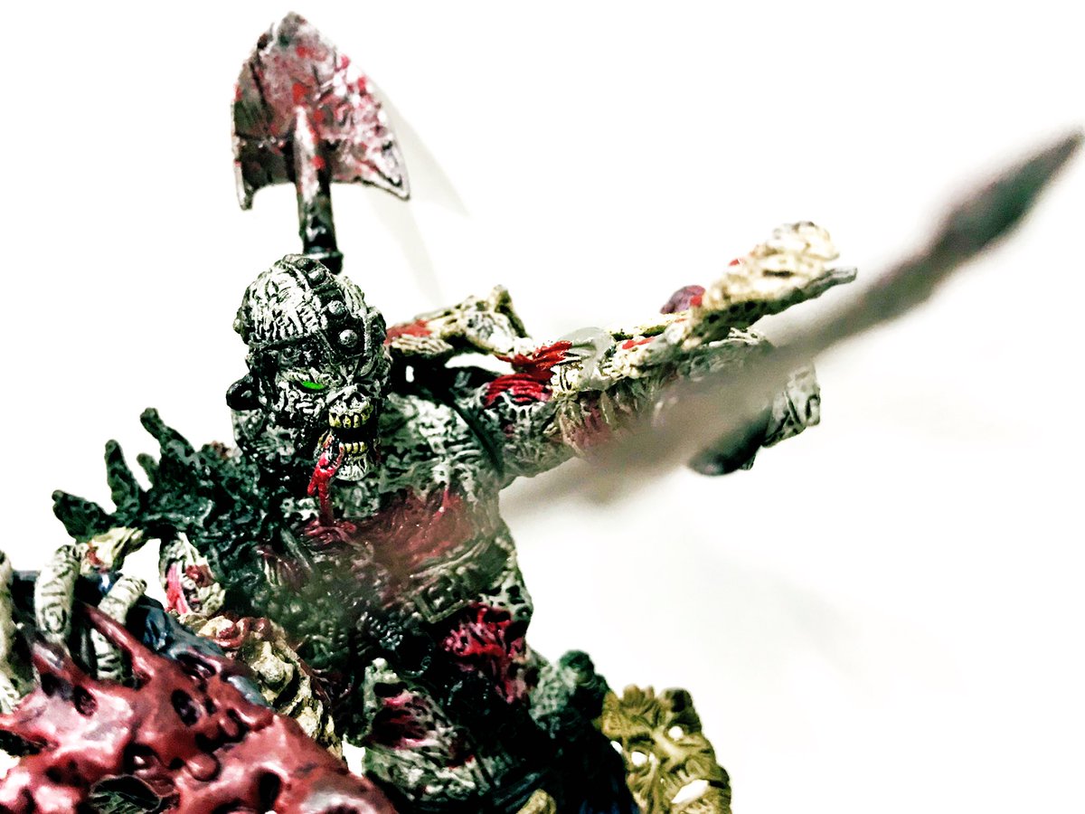 悪魔の毒々フロッグ 本日ご紹介のスポーン は シリーズ13よりハチェット 平凡な高校生が失恋のショックで自殺後 ゾンビとして蘇った しかも想い人は敵であるスポーン に夢中 という哀し過ぎる出自を持つキャラクター 倒した相手の臓物や脊髄 人面皮を身