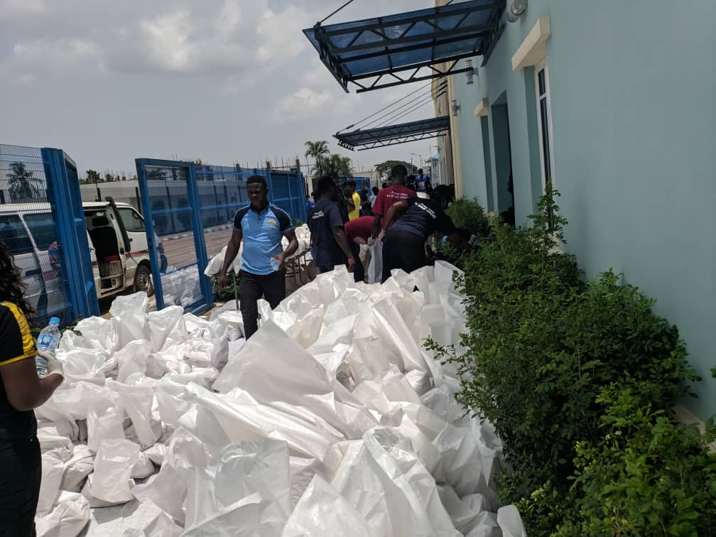 Oluwabex's tweet photo. Pastor Chris Oyakhilome supports Lagos state government with Lockdown Relief packages #covid19isdead #pastorchrisfoodresponse https://t.co/9fSdAmJ6fy