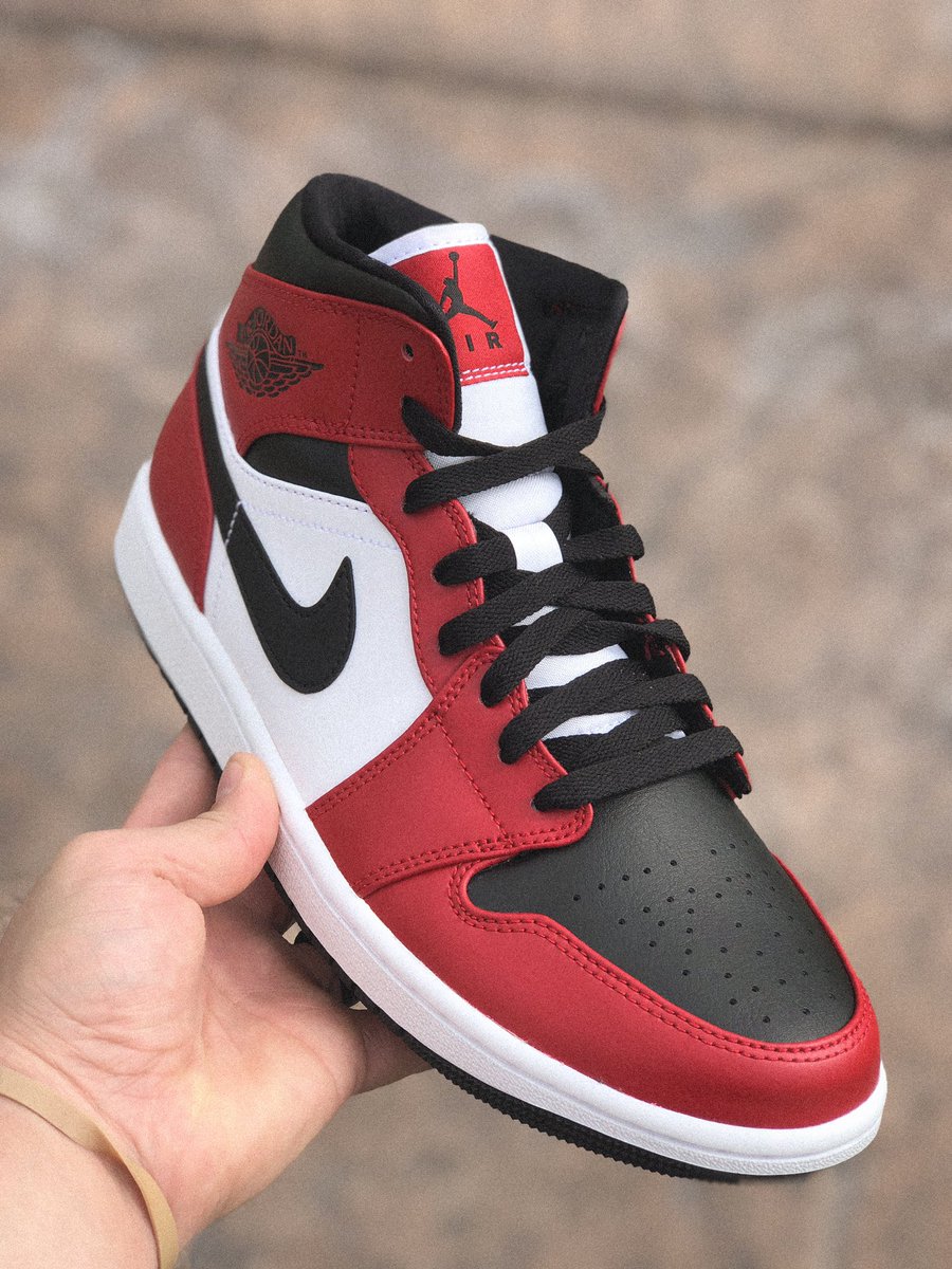 air jordan 1 mid chicago black toe foot locker