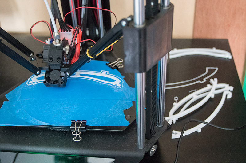 jipitech's tweet photo. Frustré de ne pouvoir imprimer des visières #COVID19 avec ma petite imprimante 3D #MicroDeltaRework de chez @emotiontech , je me suis mis devant le logiciel 3D et suis reparti de zéro. Ça tient juste juste sur le plateau diam 15cm, mais ça passe. #imprimante3D https://t.co/iHuJsmuYuD