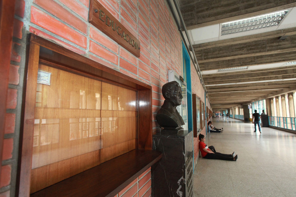 #Comunicado: <a href="/EducacionUCAB/">Educación UCAB</a> fijó posición sobre el programa "Cada familia, una escuela". Señaló que no está articulado con los diseños curriculares, carece de planificación didáctica y las teleclases transmitidas por VTV son improvisadas. Lee más aquí 
elucabista.com/wp-content/upl…