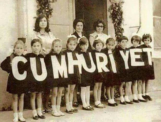 #Köyenstitüleri ‘Biz Cumhuriyet'i köylere götüremedik. Bir çözüm bulalım' diyen Mustafa Kemal Atatürk'ün talimatıyla yola çıkılıp #17Nisan1940'da kuruldu. 
1700 kız öğrenci, 1400 sağlıkçı, 17 bin 300 öğretmen, 8 bin 500 eğitmen yetiştirdi. 1954 yılında kapatıldı.
@koyenstituleri