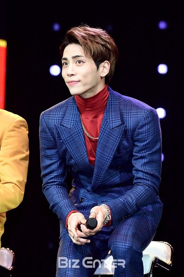 October 2016...SHINee's back...Back...Back...to the 90's. With the next comeback, "1 of 1", we were gifted with this beautiful chestnut brown, slight side part and heightened front portion... I'd call that a hot 'cow lick', wouldn't you? 